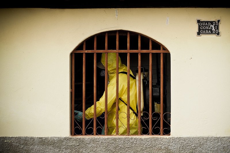 homem por trás de janela