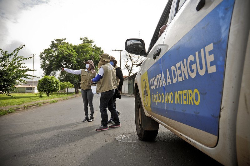 carro e pessoas