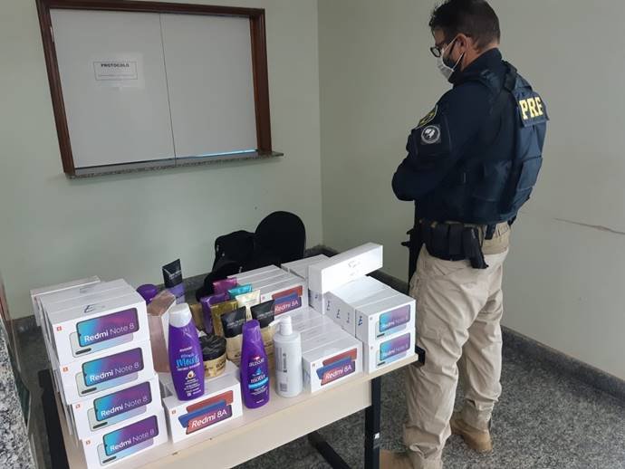 policial rodoviário olhando produtos contrabandeados