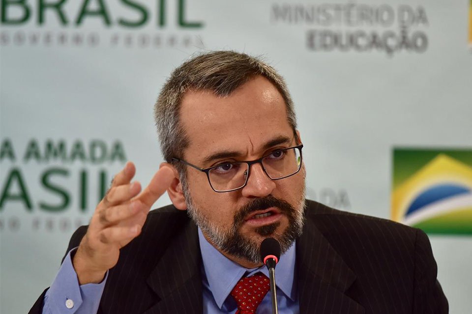 homem com mão levantada