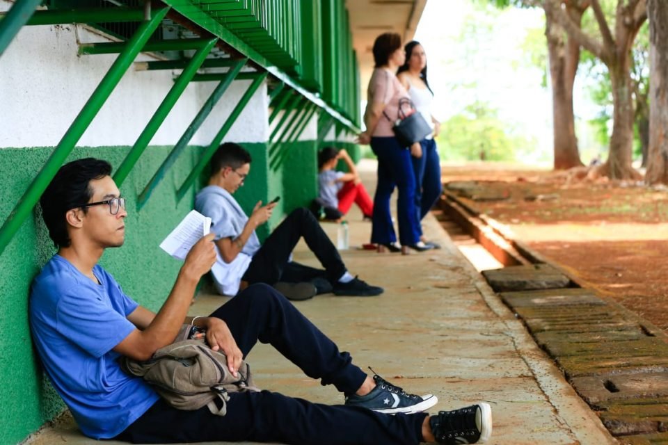 pessoas sentadas no chão