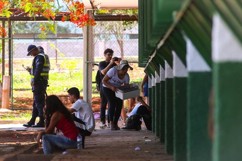 pessoas sentadas no chão