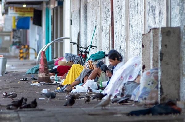 Moradores de rua sem máscara no DF
