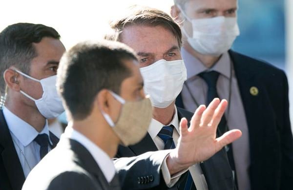 Presidente Jair Bolsonaro usa máscara no DF