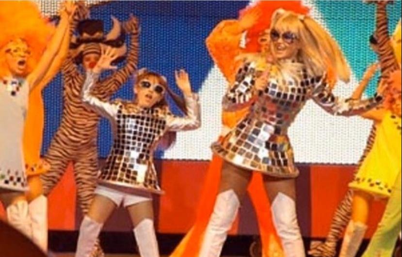 Xuxa se apresentando com Sasha