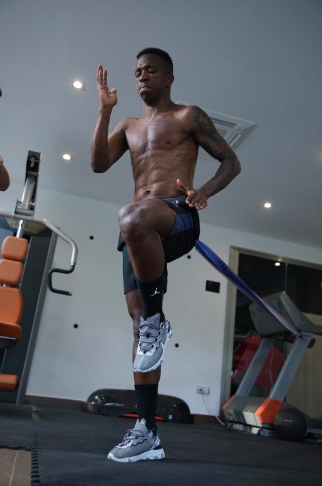 Vinicius Jr treina em casa