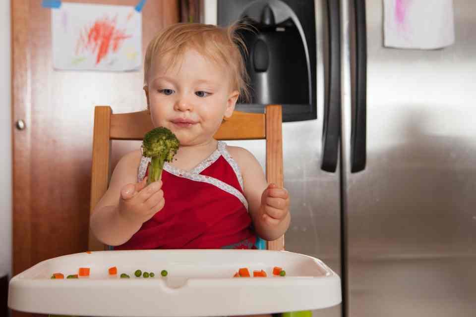 Criança comendo sozinha