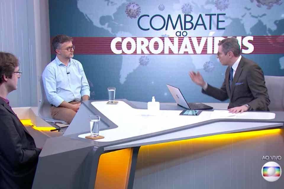 Três homens sentados em uma mesa com as palavras combate ao coronavírus