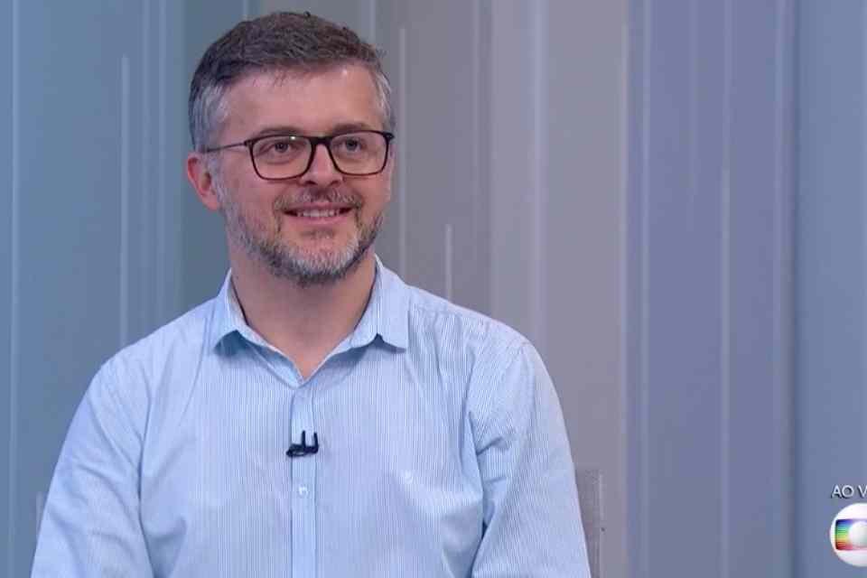 Homem de camisa azul