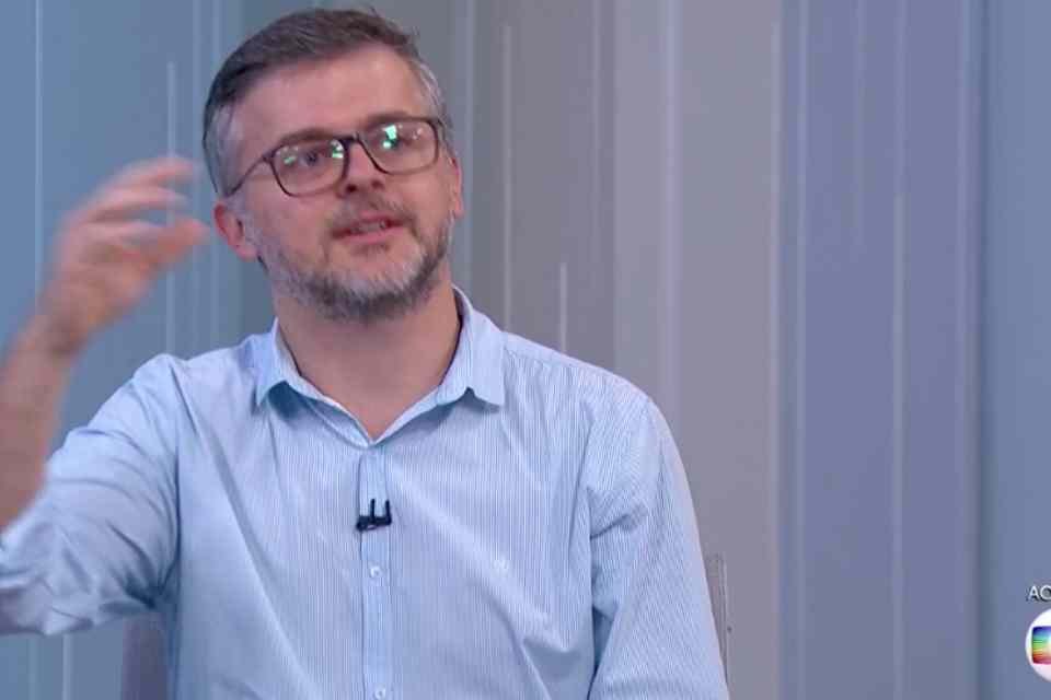 Homem de camisa azul
