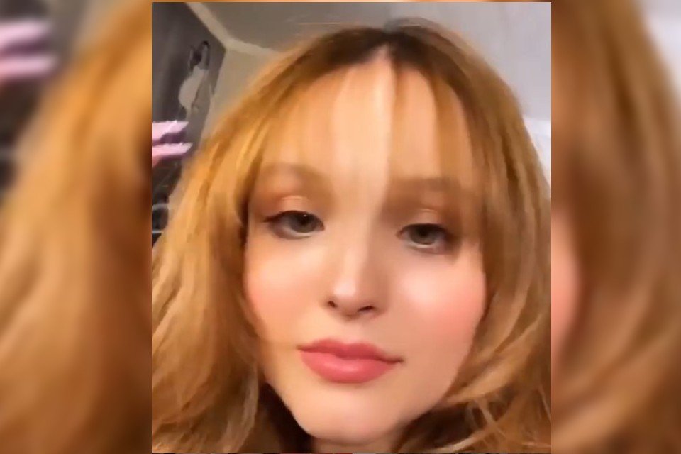 Larissa Manoela ruiva e de franjinha