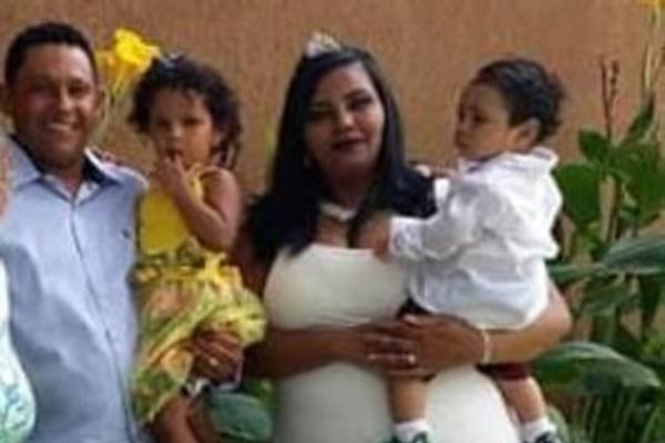 Casal com filhos no colo