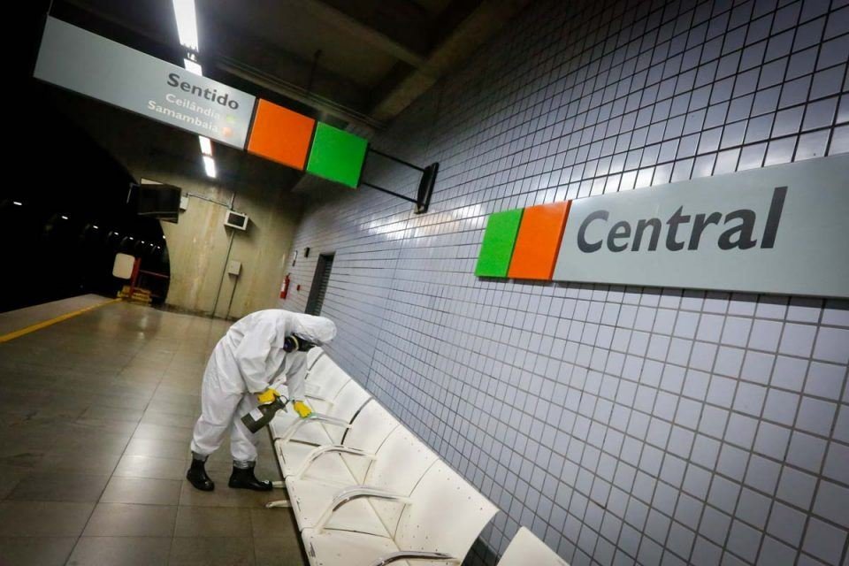Metrô-DF sendo higienizado