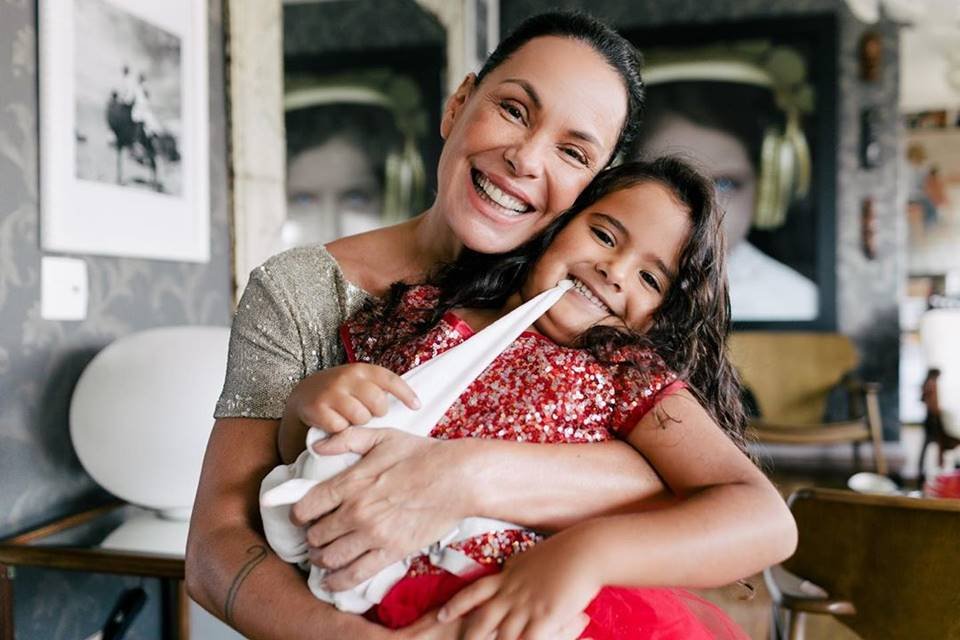 Carolina Ferraz e a filha Izabel brincando