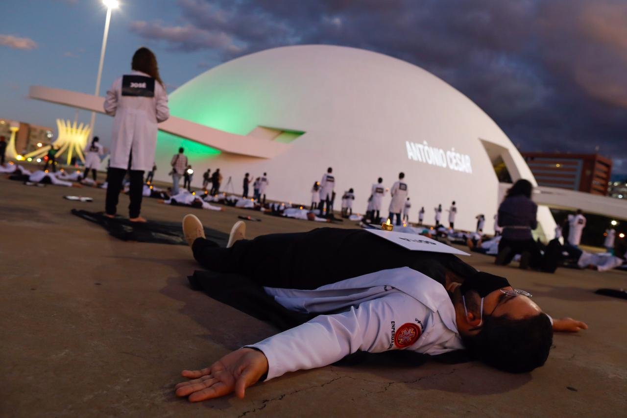 Enfermeiros protestam em Brasilia no dia do enfermeiro