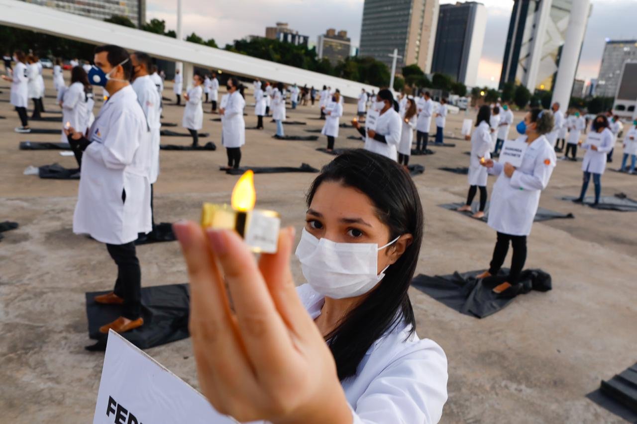 Enfermeiros protestam em Brasilia no dia do enfermeiro
