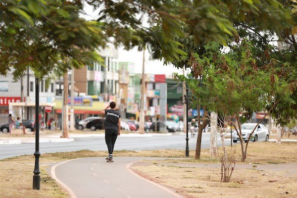Mulher em skate