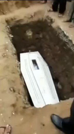 Cadáver acena do caixão na Indonésia