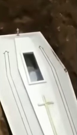 Cadáver acena do caixão na Indonésia