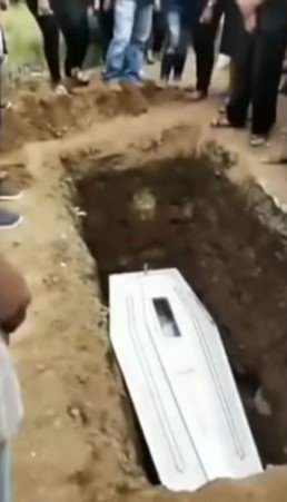 Cadáver acena do caixão na Indonésia