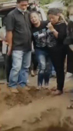 Cadáver acena do caixão na Indonésia