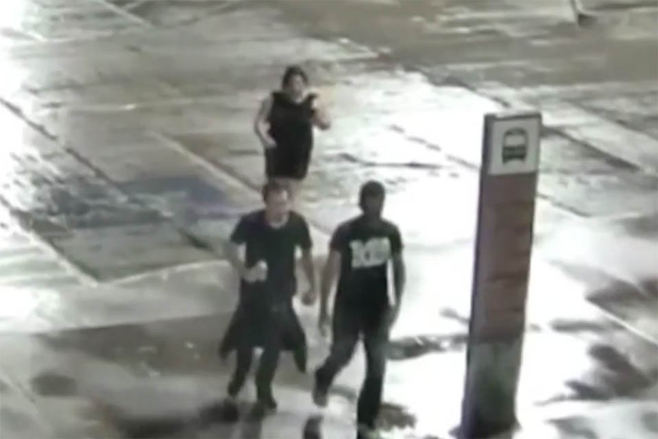 Homens andando