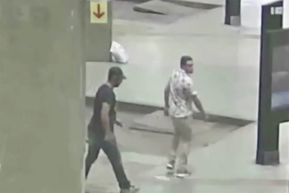 Homens andando