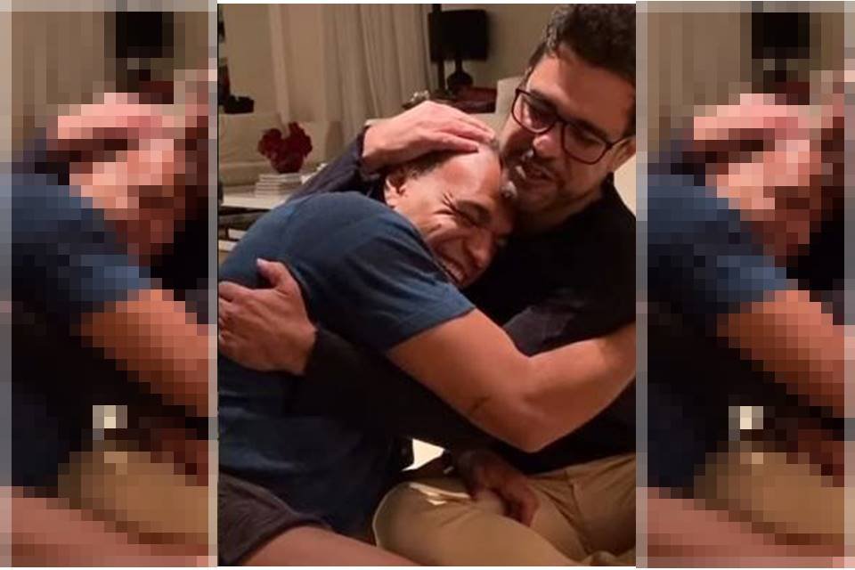 Denilson e Zezé di Camargo se abraçando