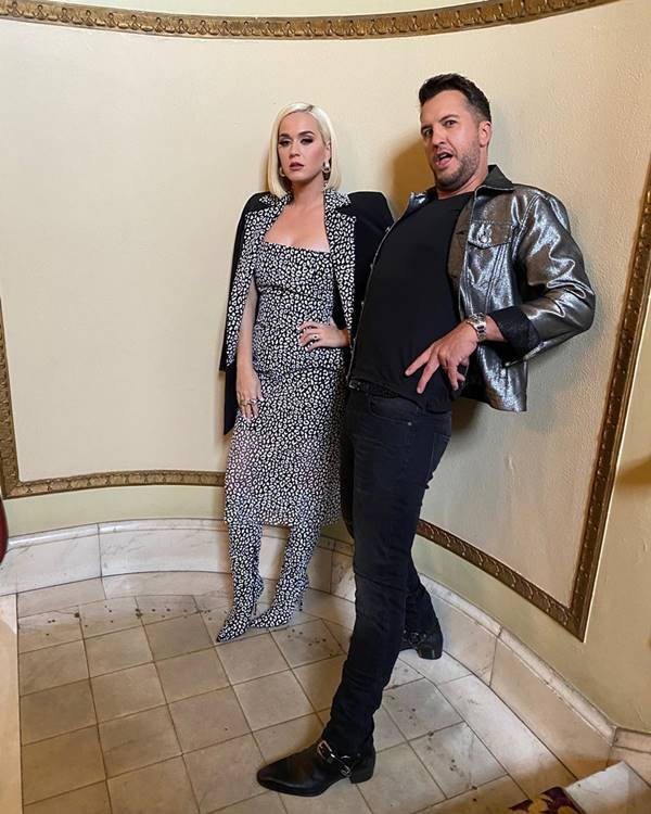Katy Perry com vestido preto floral
