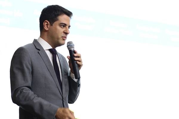 Homem discursa com microfone