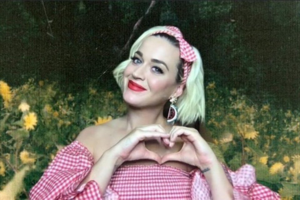 Katy Perry fazendo gesto em formato de coração