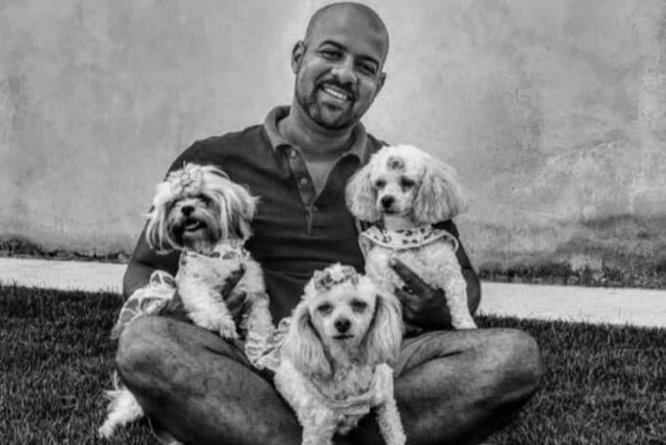 Leonardo Pinheiro com 3 cachorrinhas