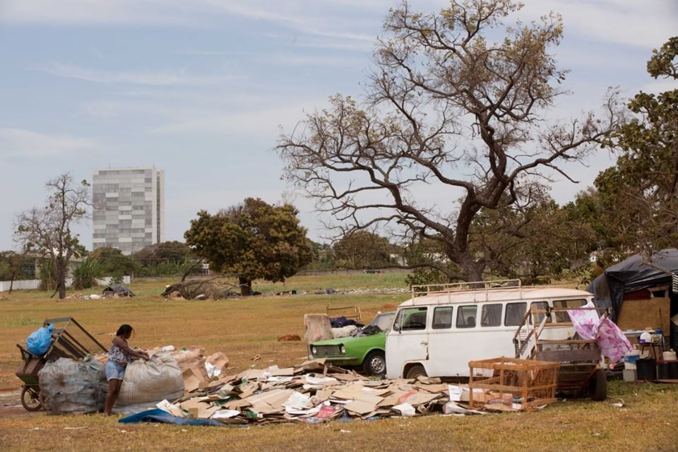 Catadores em um acampamento improvisado nas ruas