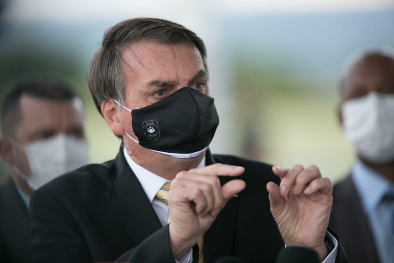 Bolsonaro com a máscara da Polícia Militar