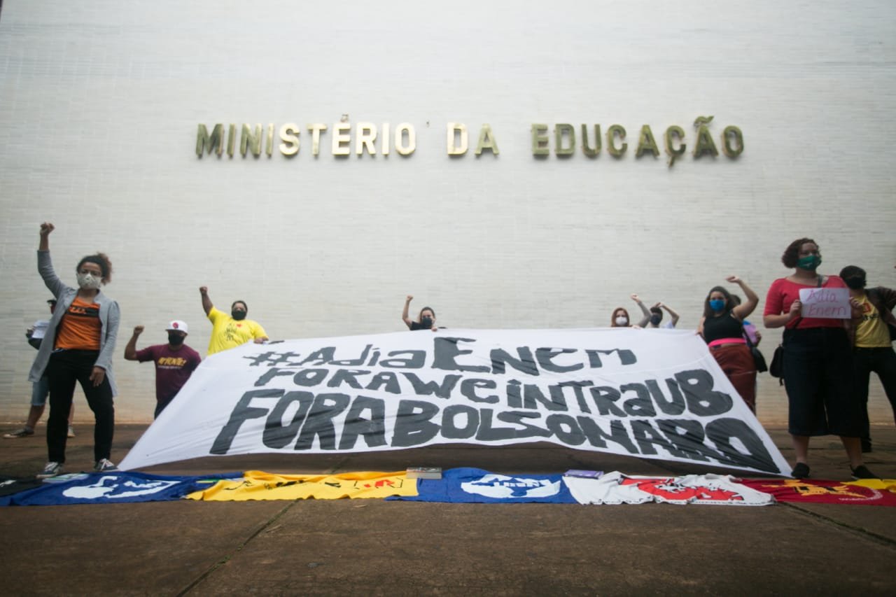 faixas em frente a prédio