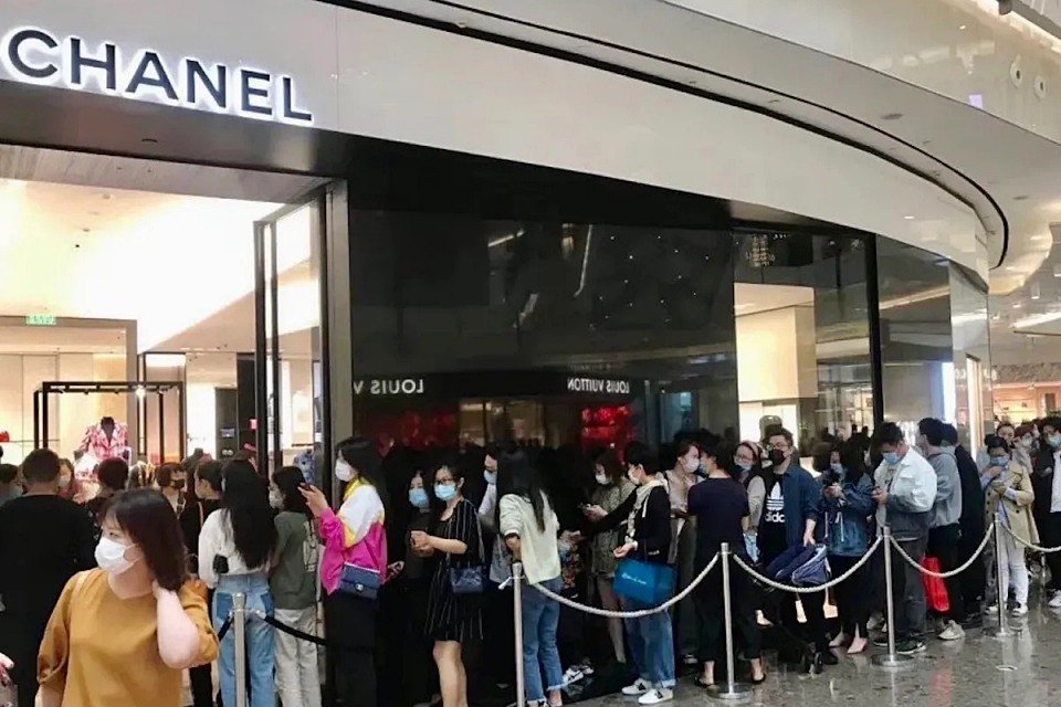 Chanel anuncia aumento nos preços e faz clientes formarem filas nas lojas