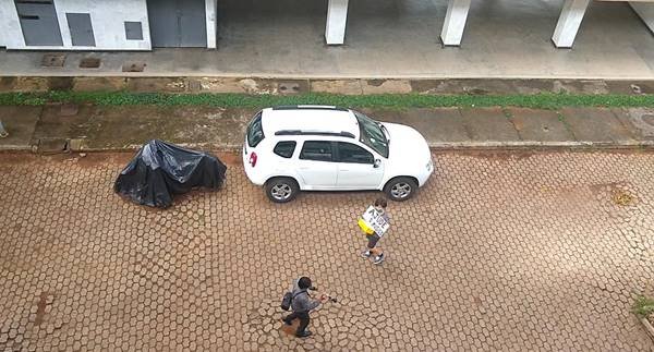 Músico toca nas ruas da Asa Norte durante pandemia