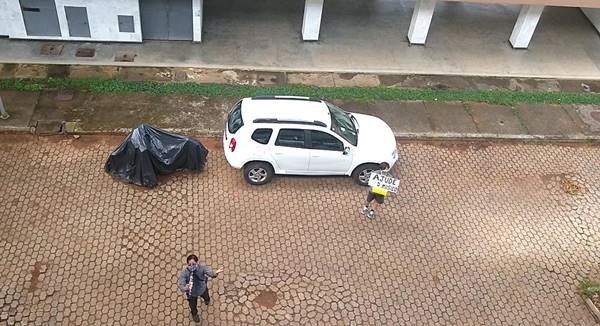 Músico toca nas ruas da Asa Norte durante pandemia
