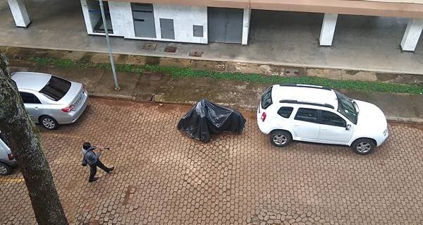 Músico toca nas ruas da Asa Norte durante pandemia