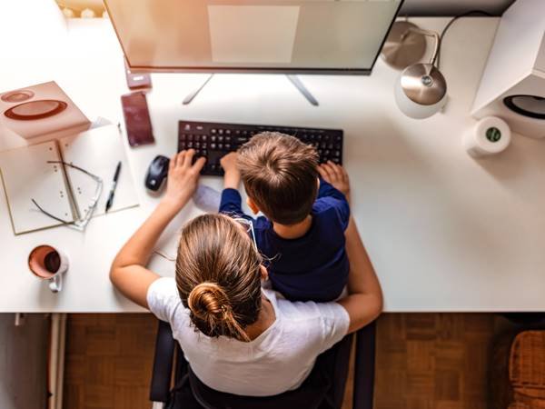 Mãe e filho em frente ao pc