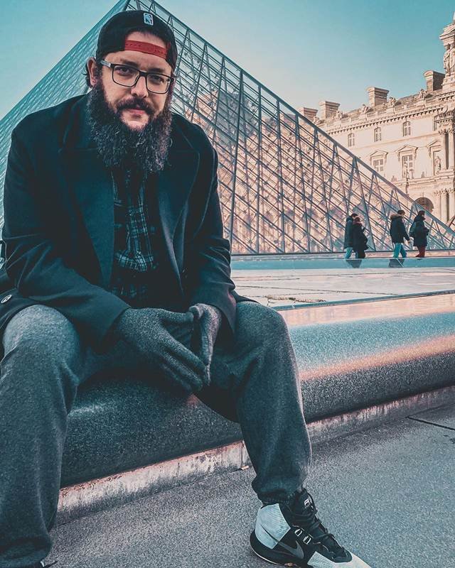 O youtuber Cauê Moura em frente ao Museu do Louvre