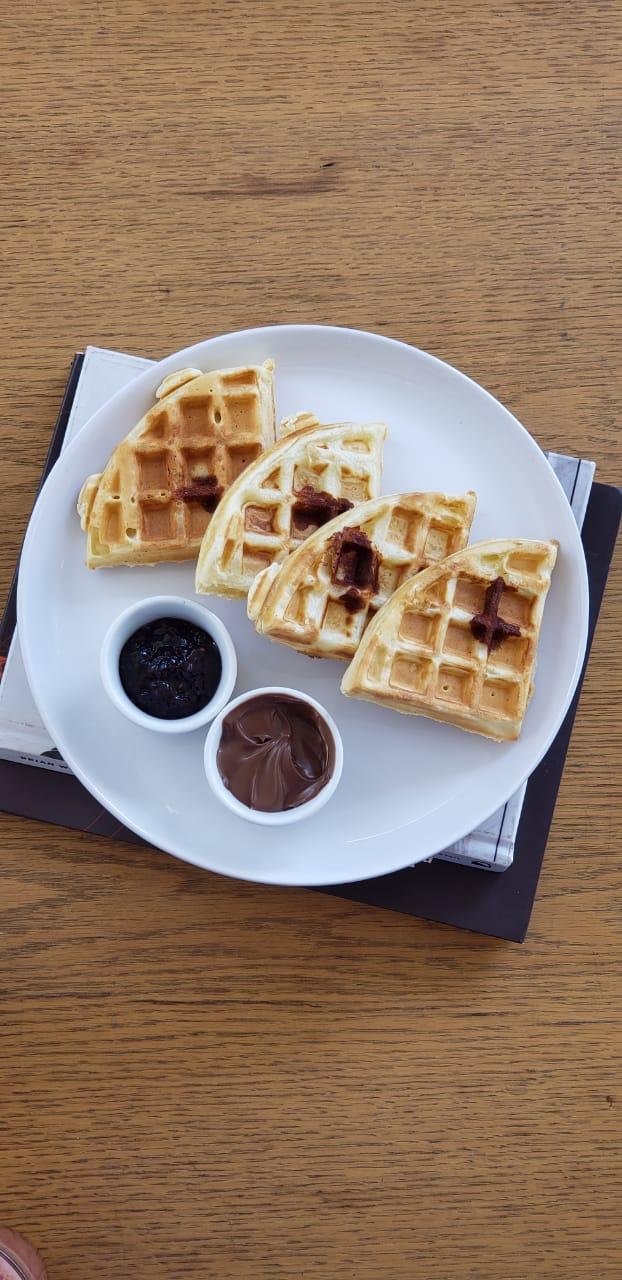 Waffles vistos de cima com geléia