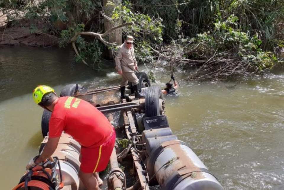 Corpo de Bombeiros trabalha em acidente com caminhão que caiu em Rio em Goiás
