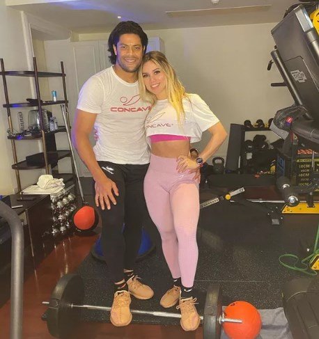 Hulk e Camila Ângelo agarrados