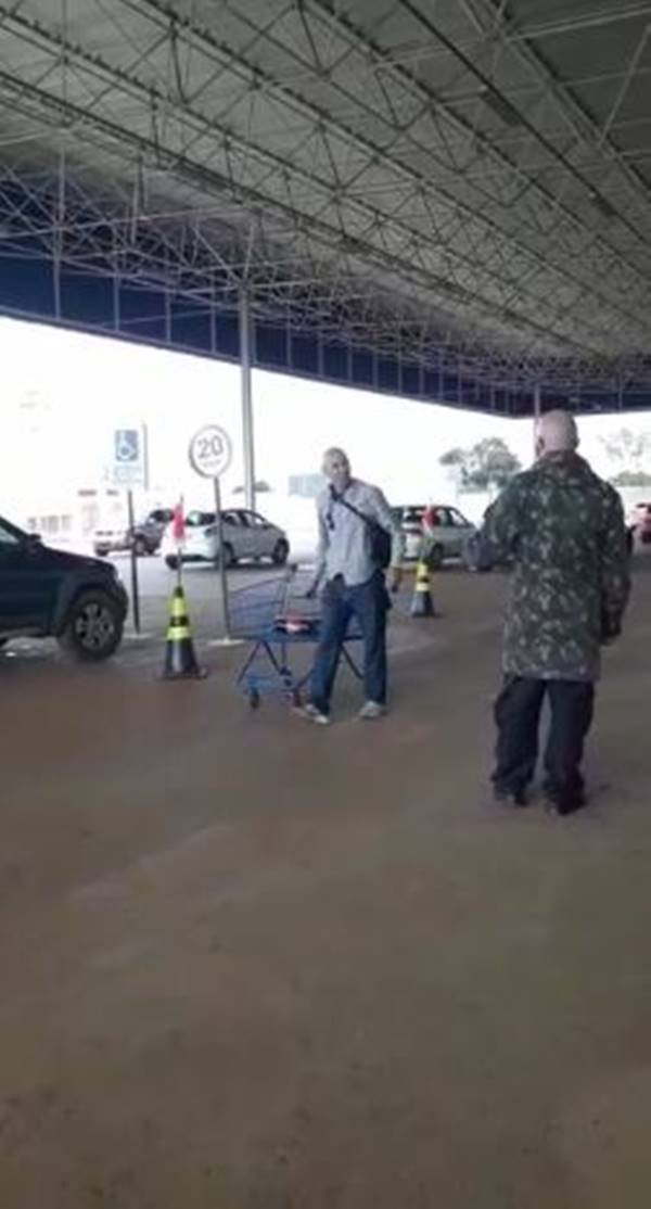 Homem se recusa a usar máscara no DF
