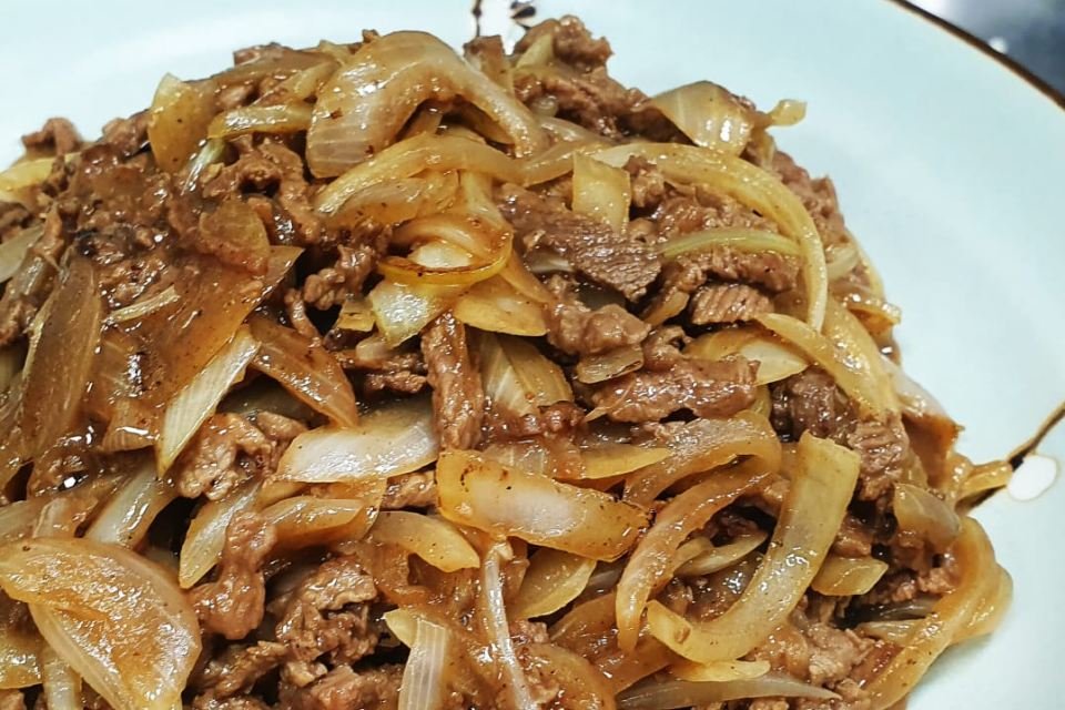 carne acebolada