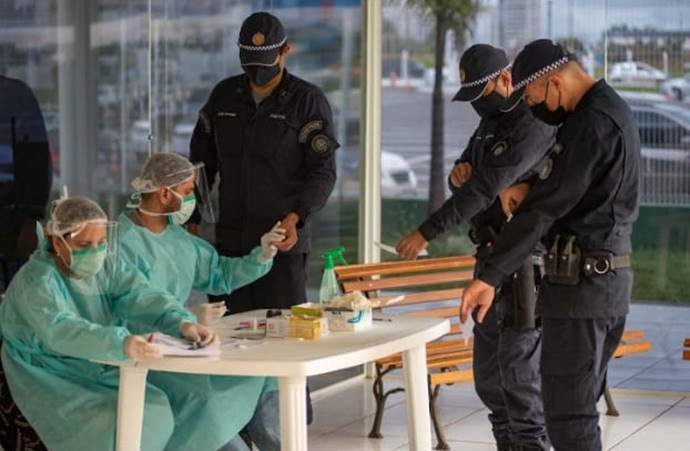 policiais fazendo exame de sangue