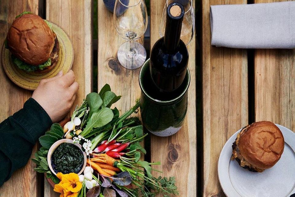 mesa do noma com hambúrguer e vinho
