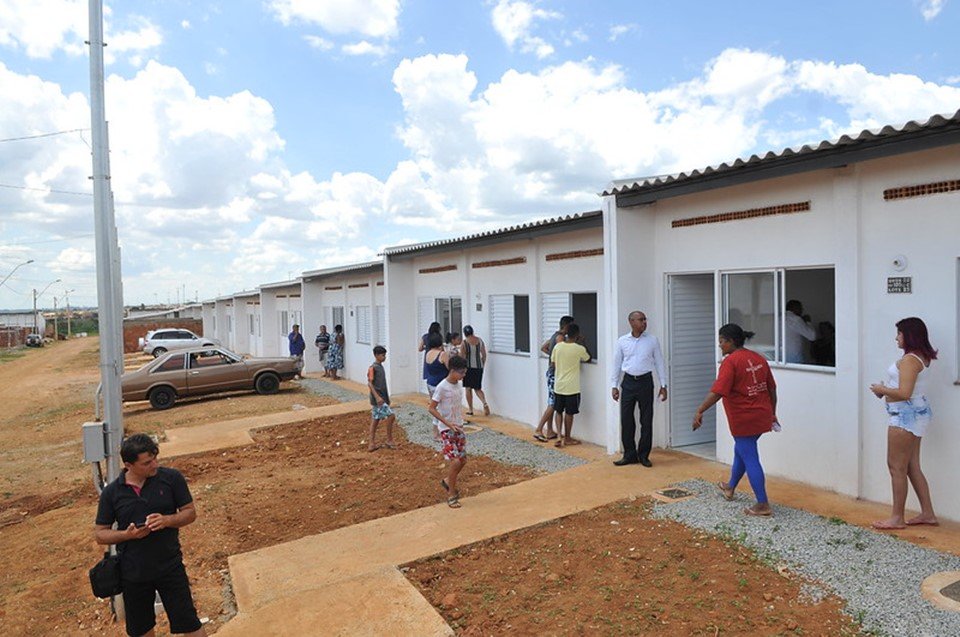Casas Minha Casa Minha Vida no Sol Nascente + pessoas
