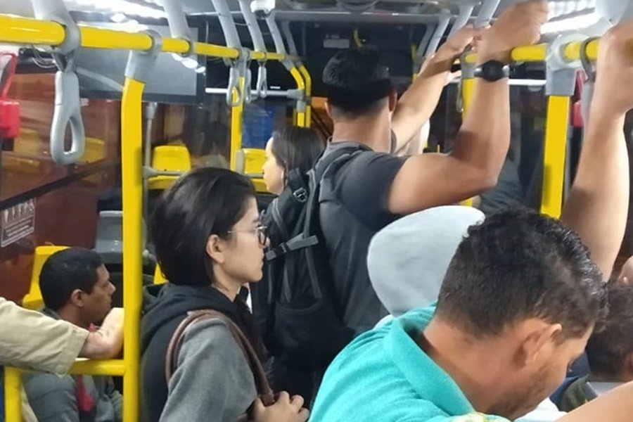ônibus cheio de pessoas